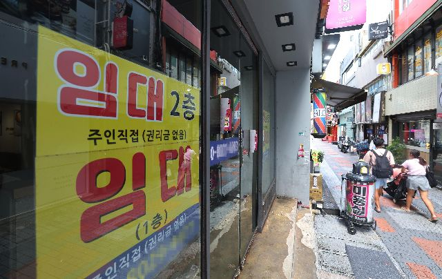 부산 중구 광복로 거리의 상가 건물 곳곳에 임대 안내문이 붙어 있다. 정종회 기자 jjh@