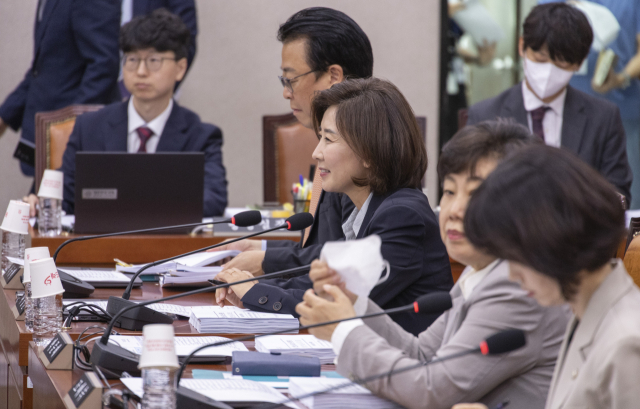 국민의힘 나경원 의원이 23일 국회에서 열린 법사위 법안심사 1소위를 개회한 뒤 김용민 소위 위원장과 대화하고 있다. 연합뉴스