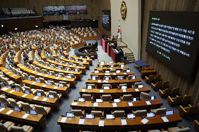더불어민주당 김용민 의원이 지난 11일 서울 여의도 국회에서 열린 본회의에서 3대 특검법 제안 설명을 하고 있다. 연합뉴스