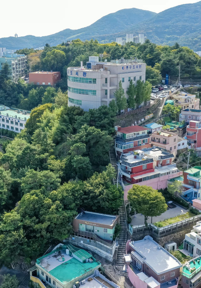 부산 동구 범일동 동구도서관. 해발 고도 130m 산복도로 위에 있어 접근성이 떨어진다. 김종진 기자 kjj1761@