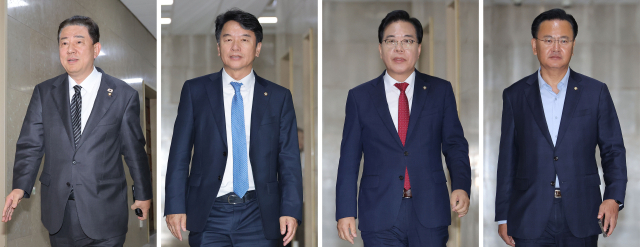 더불어민주당 김병기 원내대표(왼쪽부터), 문진석 원내수석부대표, 국민의힘 송언석 원내대표, 유상범 원내수석부대표가 23일 서울 여의도 국회에서 정부조직법 개정안 등을 논의하기 위해 이동하고 있다. 연합뉴스