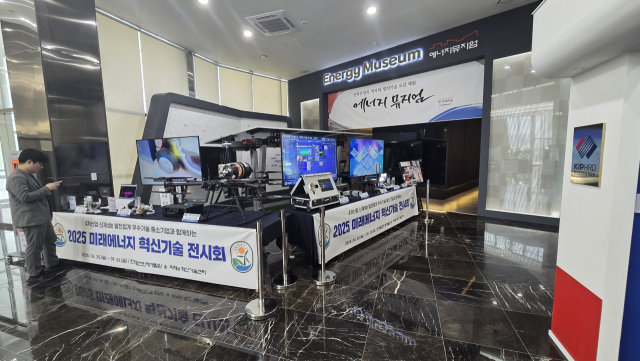 지난 6월 '미래에너지 혁신기술전'에 참여한 12개사 기술 전시회를 진행하는 모습. 동서발전 제공