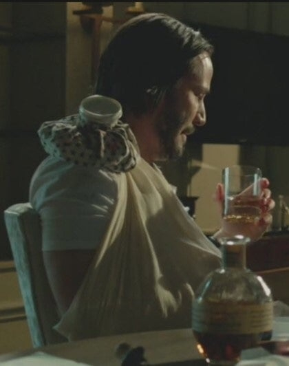 영화 ‘존 윅’에서 키아누 리브스가 ‘블랑톤’을 마시고 있다.