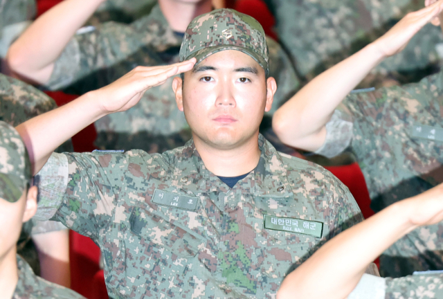 이재용 삼성전자 회장의 장남 이지호 씨가 23일 오전 경남 창원시 진해구 해군사관학교 웅포 강당에서 열린 '제139기 해군 사관후보생 입교식'에서 힘차게 경례하고 있다. 이씨를 포함한 139기는 지난 15일 입영해 보급품 수령, 신체검사 등 1주일간 가입교 기간을 거쳤고, 11주간의 훈련 기간을 포함해 총 39개월 군 생활을 한다. 연합뉴스