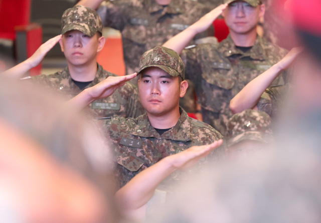 이재용 삼성전자 회장의 장남 이지호 씨 등이 23일 오전 경남 창원시 진해구 해군사관학교 웅포 강당에서 열린 '제139기 해군 사관후보생 입교식'에서 경례하고 있다. 이씨를 포함한 139기는 지난 15일 입영해 보급품 수령, 신체검사 등 1주일간 가입교 기간을 거쳤고, 11주간의 훈련 기간을 포함해 총 39개월 군 생활을 한다. 연합뉴스