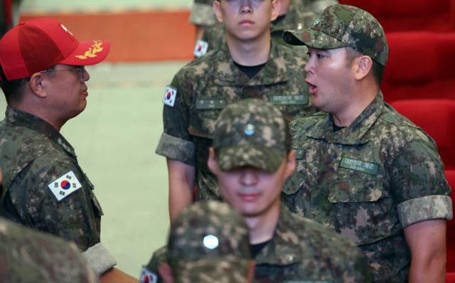 이재용 삼성전자 회장의 장남 이지호 씨가 23일 오전 경남 창원시 진해구 해군사관학교 웅포 강당에서 열린 '제139기 해군 사관후보생 입교식' 종료 후 대대장과 악수하며 