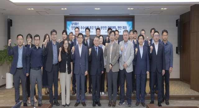 한국남부발전 김준동 사장(앞줄 왼쪽 여섯 번째)이 23일 ‘CEO 주관 안전현안 점검회의’에서 삼성물산 윤동훈 상무(앞줄 왼쪽 일곱 번째)를 초빙해 안전 특강을 듣고 난 후, 임직원들과 함께 기념촬영을 하고 있다. 남부발전 제공