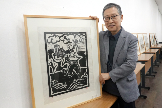 23일 오후 부산 가톨릭센터에서 공개된 '아버지의 춤' 작품 앞에서 설명 중인 홍성담 작가. 박희진 사진가 제공