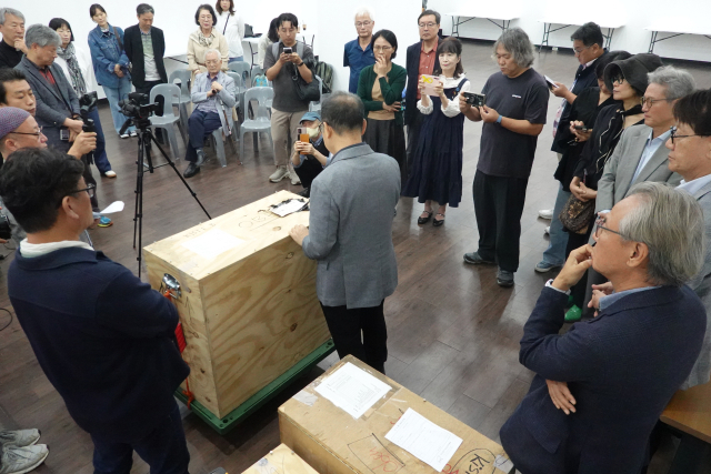 23일 오후 부산 중구 가톨릭센터 대청갤러리에서 열린 홍성담 작가의 ‘독일 유배 작품 봉인 해제 행사’ 모습. 박희진 사진가 제공