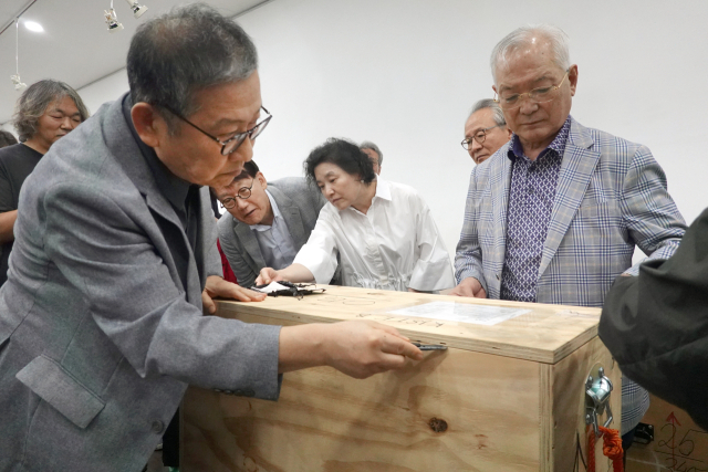 23일 오후 부산 중구 가톨릭센터 대청갤러리에서 열린 홍성담 작가의 ‘독일 유배 작품 봉인 해제 행사’ 모습. 박희진 사진가 제공