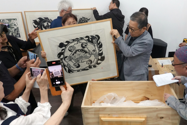 23일 오후 부산 중구 가톨릭센터 대청갤러리에서 열린 홍성담 작가의 ‘독일 유배 작품 봉인 해제 행사’ 모습. 박희진 사진가 제공