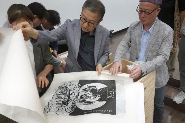 23일 오후 부산 중구 가톨릭센터 대청갤러리에서 열린 홍성담 작가의 ‘독일 유배 작품 봉인 해제 행사’ 모습. 박희진 사진가 제공