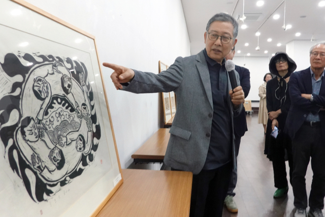 지난달 23일 오후 부산 중구 가톨릭센터 대청갤러리에서 열린 홍성담 작가의 ‘독일 유배 작품 봉인 해제 행사’ 모습. 박희진 사진가 제공