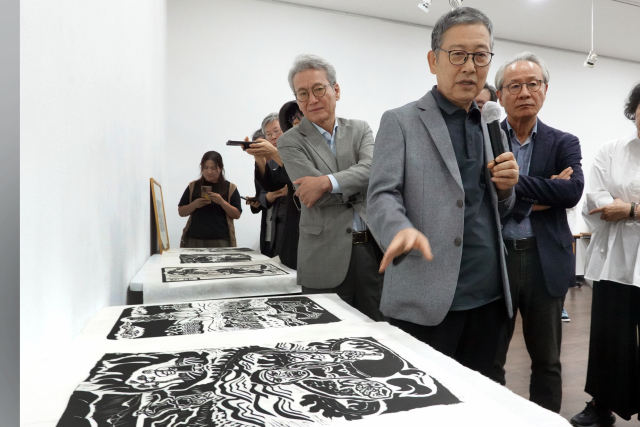 23일 오후 부산 중구 가톨릭센터 대청갤러리에서 열린 홍성담 작가의 ‘독일 유배 작품 봉인 해제 행사’ 모습. 박희진 사진가 제공