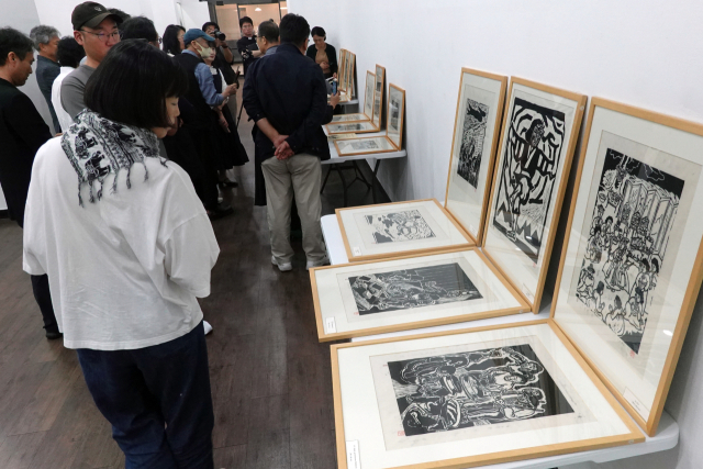 23일 오후 부산 중구 가톨릭센터 대청갤러리에서 열린 홍성담 작가의 ‘독일 유배 작품 봉인 해제 행사’에서 처음 공개된 작품들. 박희진 사진가 제공