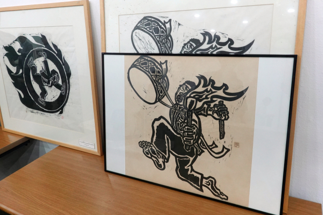 '북춤'은 두 개가 나왔다. 하나는 홍성담 작가 쪽에서 직접 액자를 해서 보낸 것이고, 다른 하나는 현지에서 작품을 구입한 개인이 액자를 한 것으로 추정되는데 비율이 잘 맞지 않은 채 잘린 모습이었다. 박희진 사진가 제공