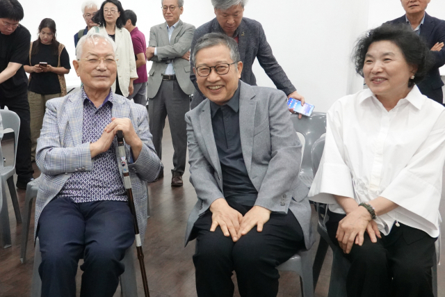 23일 오후 부산 중구 가톨릭센터 대청갤러리에서 열린 홍성담 작가의 ‘독일 유배 작품 봉인 해제 행사’에 참석한 송기인(맨 왼쪽) 신부와 홍성담(가운데) 작가. 박희진 사진가 제공