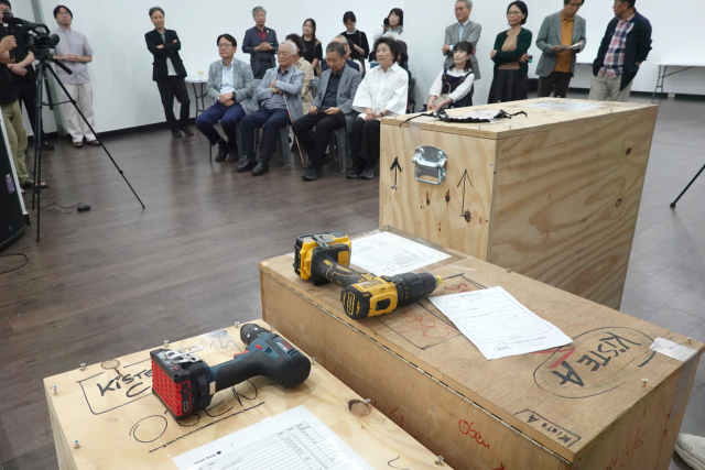 23일 오후 부산 중구 가톨릭센터 대청갤러리에서 열린 홍성담 작가의 ‘독일 유배 작품 봉인 해제 행사’ 모습. 박희진 사진가 제공