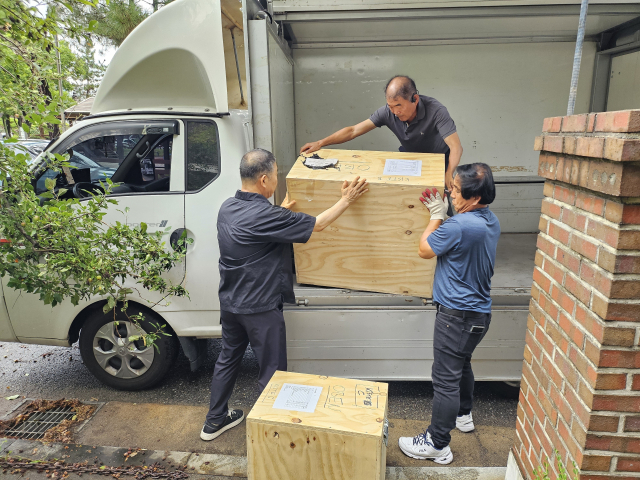 9월 1일 경기도 안산시 홍성담 작가 작업실에 도착한 독일 '유배' 판화 작품이 든 박스들. 작가 제공