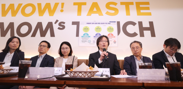 주병기 공정거래위원회 위원장이 23일 서울 마포구의 한 햄버거 프랜차이즈 매장에서 열린 ‘가맹점주 권익강화 종합대책’ 관련 현장방문에서 인사말을 하고 있다. 연합뉴스