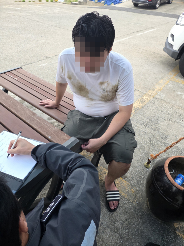 24일 오전 7시께 부산 해운대구 동백섬 인근 바다에 빠진 20대 남성이 해경에 구조됐다. 부산해경 제공