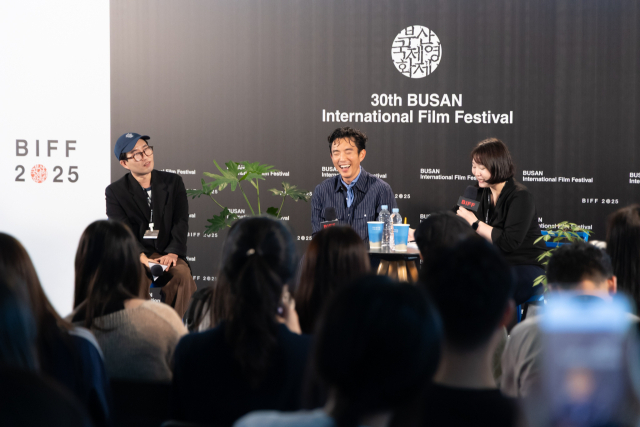 제30회 부산국제영화제에 참석한 저스틴 민(가운데)이 지난 22일 영화의전당에서 열린 '아주담담'에서 자신의 이야기를 펼치고 있다. 정성운 인턴기자