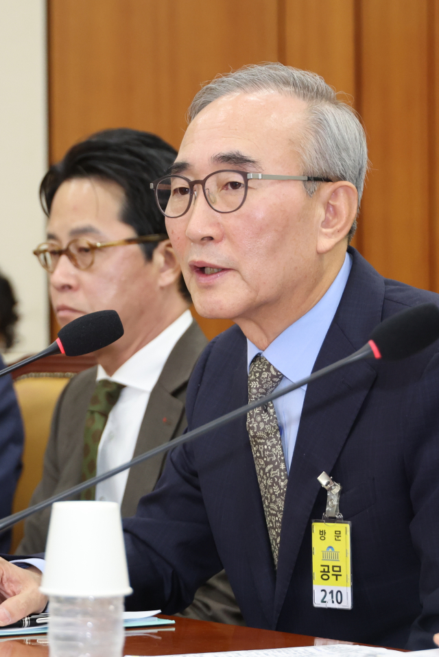 김영섭 KT 대표이사가 24일 국회 과학기술정보방송통신위원회에서 열린 통신·금융 대규모 해킹사고에 대한 청문회에서 위원 질의에 답하고 있다. 연합뉴스