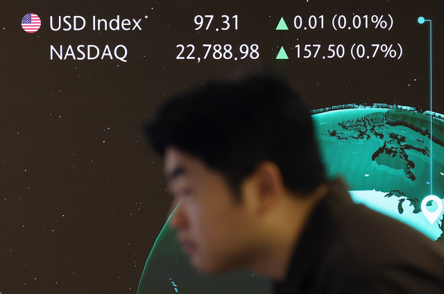 1년 넘게 중단됐던 해외주식 주간거래가 사실상 오는 11월 4일부터 재개될 예정이다. 서울 중구 하나은행 본점 딜링룸 현황판에 나스닥 종합지수가 표시돼 있다. 연합뉴스