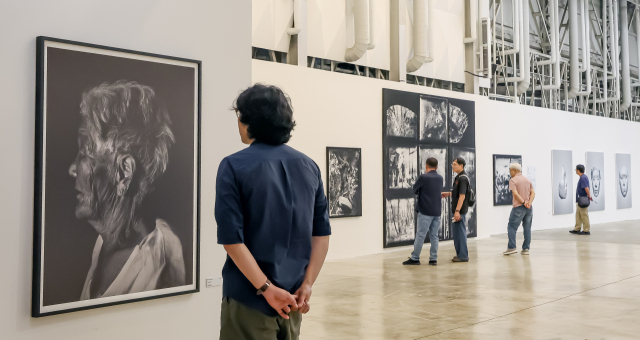 제9회 부산국제사진제가 24일 부산 수영구 'F1963 석천홀'에서 개막해 관람객들이 작품을 감상하고 있다. 이번 전시는 총 3개의 전시장에서 24개국 200여 명의 사진가 작품을 만나 볼 수 있다. 김종진 기자 kjj1761＠