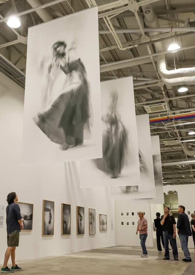 제9회 부산국제사진제가 24일 부산 수영구 'F1963 석천홀'에서 개막해 관람객들이 작품을 감상하고 있다. 이번 전시는 총 3개의 전시장에서 24개국 200여명의 사진가 작품을 만나 볼 수 있다. 김종진 기자 kjj1761＠