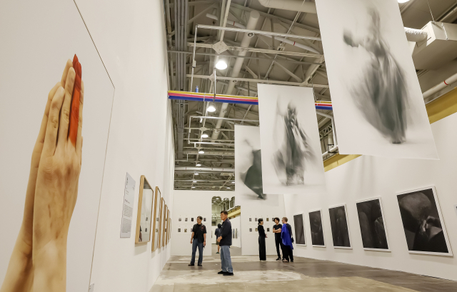 제9회 부산국제사진제가 24일 부산 수영구 'F1963 석천홀'에서 개막해 관람객들이 작품을 감상하고 있다. 이번 전시는 총 3개의 전시장에서 24개국 200여명의 사진가 작품을 만나 볼 수 있다. 김종진 기자 kjj1761＠