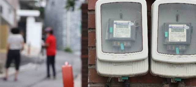 국내엔 상대적으로 싼 값에 전기를 쓰는 전기 기득권이 존재한다. 전력 생산지와 소비지의 불균형 때문이다. 주택가의 전기계량기 모습. 부산일보 DB