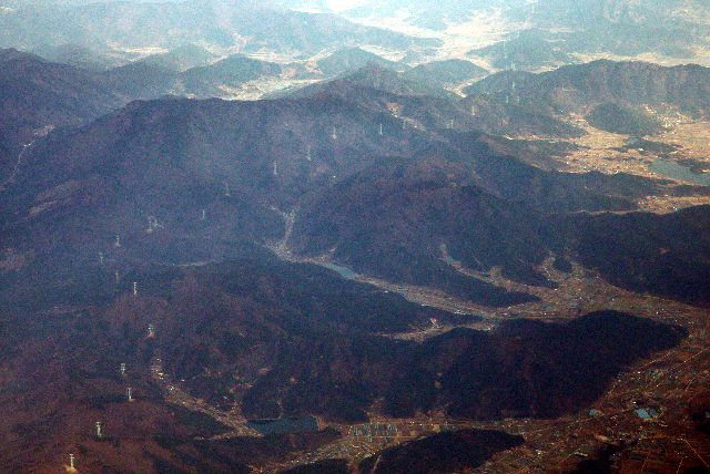 한전의 계획에 따라 앞으로 발전연계용 송전 등을 위한 설비에는 향후 15년 동안 72조 원이 넘는 비용이 추가로 들 것으로 전망된다. 산허리에 촘촘히 박혀 있는 경남 밀양 송전탑 전경. 부산일보DB