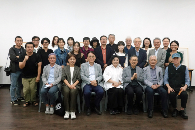 23일 오후 부산 중구 가톨릭센터 대청갤러리에서 열린 홍성담 작가의 ‘독일 유배 작품 봉인 해제 행사’를 마무리하며 찍은 단체 사진. 박희진 사진가 제공