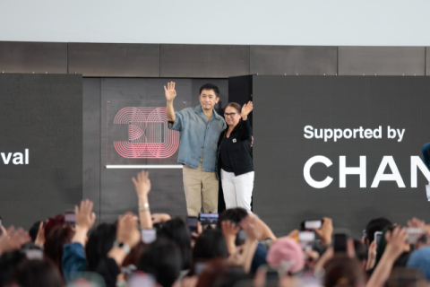 배우 량차오웨이(왼쪽)가 영화 ‘사일런트 프렌드’를 만든 일디코 에네디 감독과 함께 24일 오후 부산 해운대구 영화의전당 야외극장 오픈토크 무대에 올라 포즈를 취하고 있다. 이지원 인턴기자