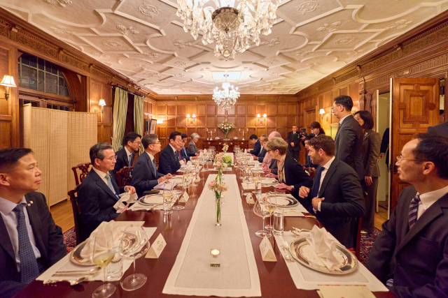 이재명 대통령이 23일(현지 시간) 미국 뉴욕의 한 호텔에서 열린 외교안보오피니언초청 만찬에서 참석자들과 대화하고 있다. 이날 만찬에는 토마스 번 코리아 소사이어티 회장, 강경화 아시아 소사이어티 회장, 이안 브레머 유라시아그룹 회장, 캐슬린 스티븐스 코리아 소사이어티 이사장, 수잔 엘리엇 미 외교정책위원회 회장, 다니엘 커츠-펠란 포린어페어스 편집장 등이 참석했다. 연합뉴스