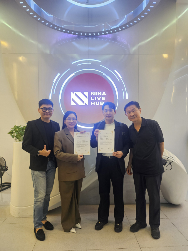 김유성(오른쪽에서 두 번째) 대표와 베트남 콘텐츠 제작사가 협약을 맺고 있다. 이루티 제공