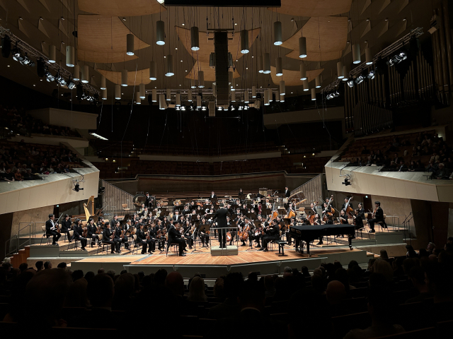 부산시향이 23일(현지 시간) 독일 베를린 필하모니 메인 오디토리엄에서 열린 ‘무직페스트 베를린 2025’에서 연주하고 있다. 부산문화회관 제공