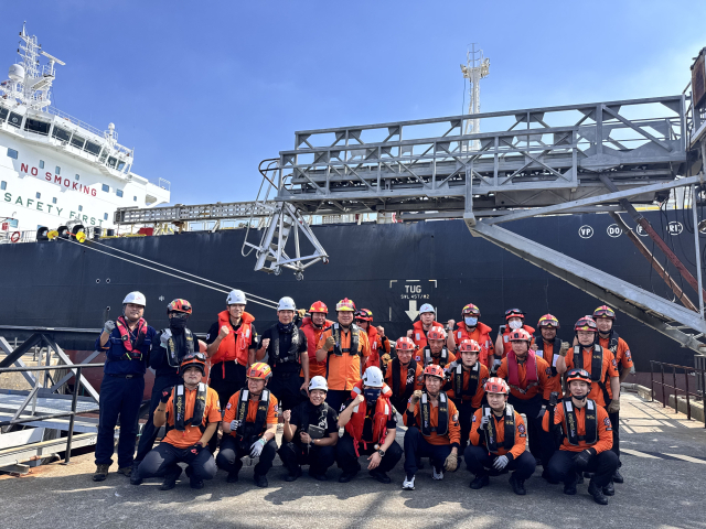 울산항만공사(UPA)는 지역 내 긴급구조 기관인 울산광역시소방본부, 남부소방서, 남울주소방서, 동부소방서, 울산해양경찰서 소속 대원 90여 명을 대상으로 위험물운반선 승선 훈련을 실시했다. UPA 제공