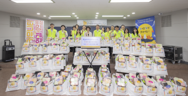 한국남부발전 박영철 기획관리부사장(가운데)과 임직원이 24일 ‘추석맞이 식품꾸러미’ 봉사활동 후, 기념촬영하고 있다. 남부발전 제공