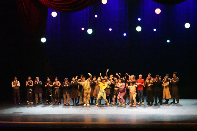 24일 오후 부산문화회관 대극장에서 열린 ‘2025 부산국제공연예술마켓’ 개막 공연 참가자들이 다 함께 커튼콜을 하고 있다. 박희진 사진가 제공