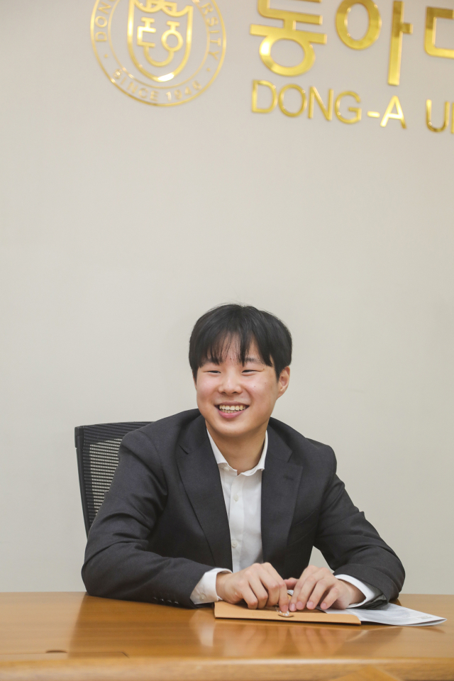 지난 7월 SSCI Q1 학술지에 단독 저자로 논문을 게재한 동아대 금융학과 2학년 이임현 씨가 <부산일보> 취재진과 인터뷰하고 있다. 이상배 기자 sangbae@