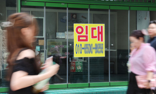 한 해 동안 장사를 하거나 사업을 운영하고도 사실상 이익을 내지 못한 개인사업자의 사업장 수가 100만 곳을 넘어선 것으로 나타났다. 사진은 부산 남포동 일대 공실이 즐비한 상가들. 부산일보DB
