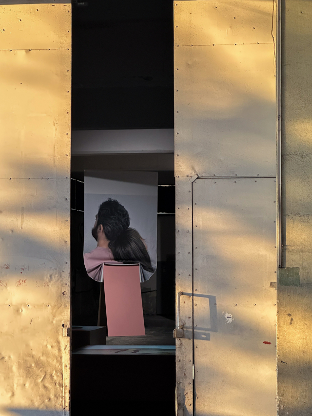 일산수지에서 열리고 있는 2025 BIPF 국제청년작가 교류전: Under the skin 열과 막 전시 전경. 부산국제사진제 제공