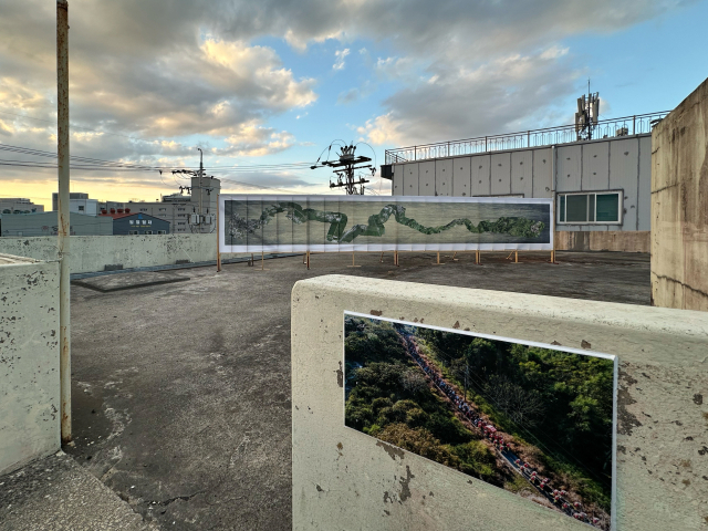 일산수지에서 열리고 있는 2025 BIPF 국제청년작가 교류전: Under the skin 열과 막 전시 전경. 부산국제사진제 제공