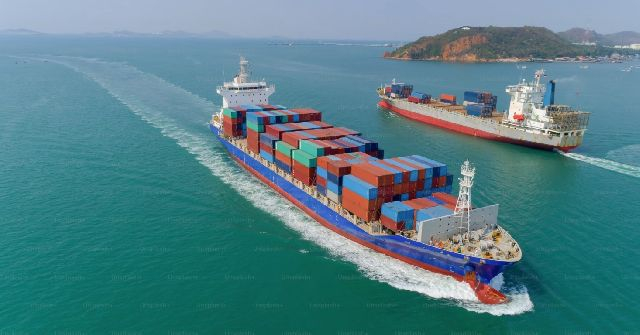 북극해 노바야제믈랴 근처 해상을 운항 중인 중국 뉴뉴쉬핑 소속 일반 컨테이너선들. 부산일보DB