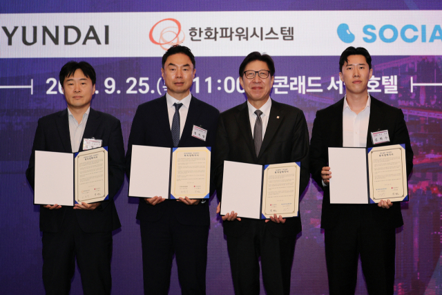 부산시는 25일 서울 여의도 콘래드호텔에서 (주)현대백화점, 한화파워시스템(주), (주)소셜빈 총 3개 사와 함께 투자협약을 체결했다. 부산시 제공