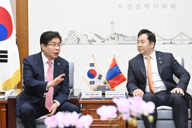 부산시의회 안성민(왼쪽) 의장이 지난 24일 부산을 찾은 바야르 아마르바야스갈란 몽골 울란바토르시의회 의장과 의회 교류 확대 방안에 대해 논의하고 있다. 부산시의회 제공