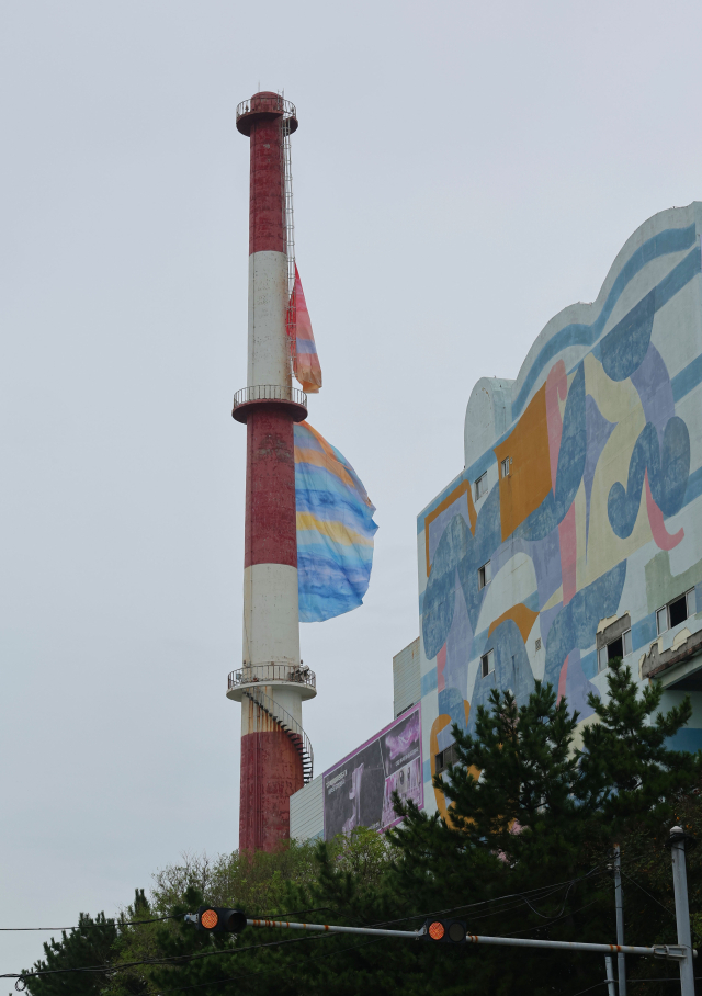 구 다대소각장에 설치된 ‘라울 발히, 부산의 온도 깃발’. 정종회 기자 jjh@