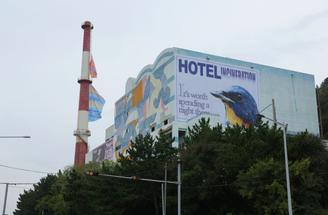 구 다대소각장에 설치된 ‘라울 발히, 부산의 온도 깃발’과 ‘조형섭, 장기 초현실’. 정종회 기자 jjh@